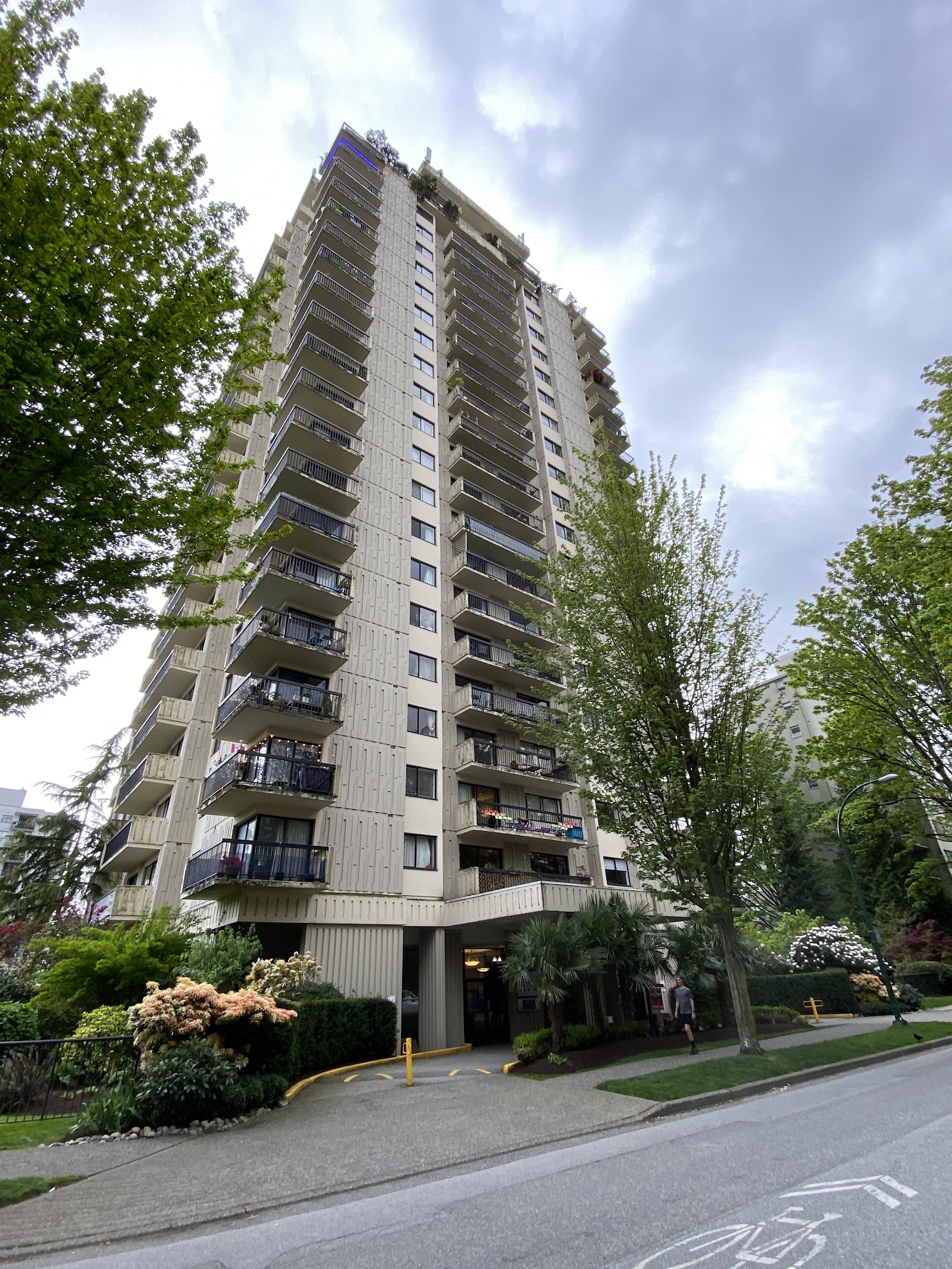 Paul Y. Mansion, Vancouver — building photo