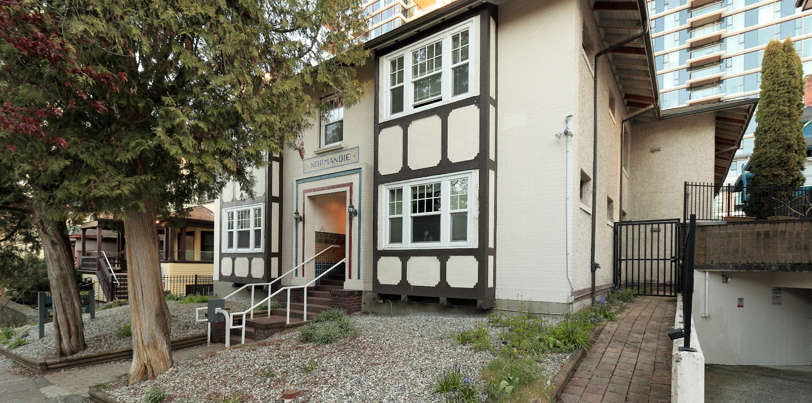 Building photo of 1425 Haro St