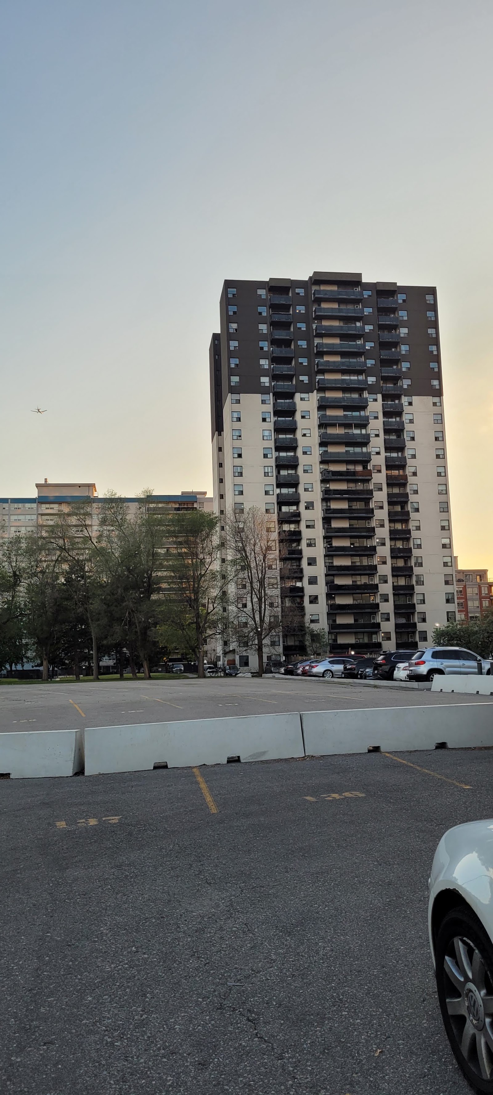 765 Steeles Ave W, Toronto — building photo