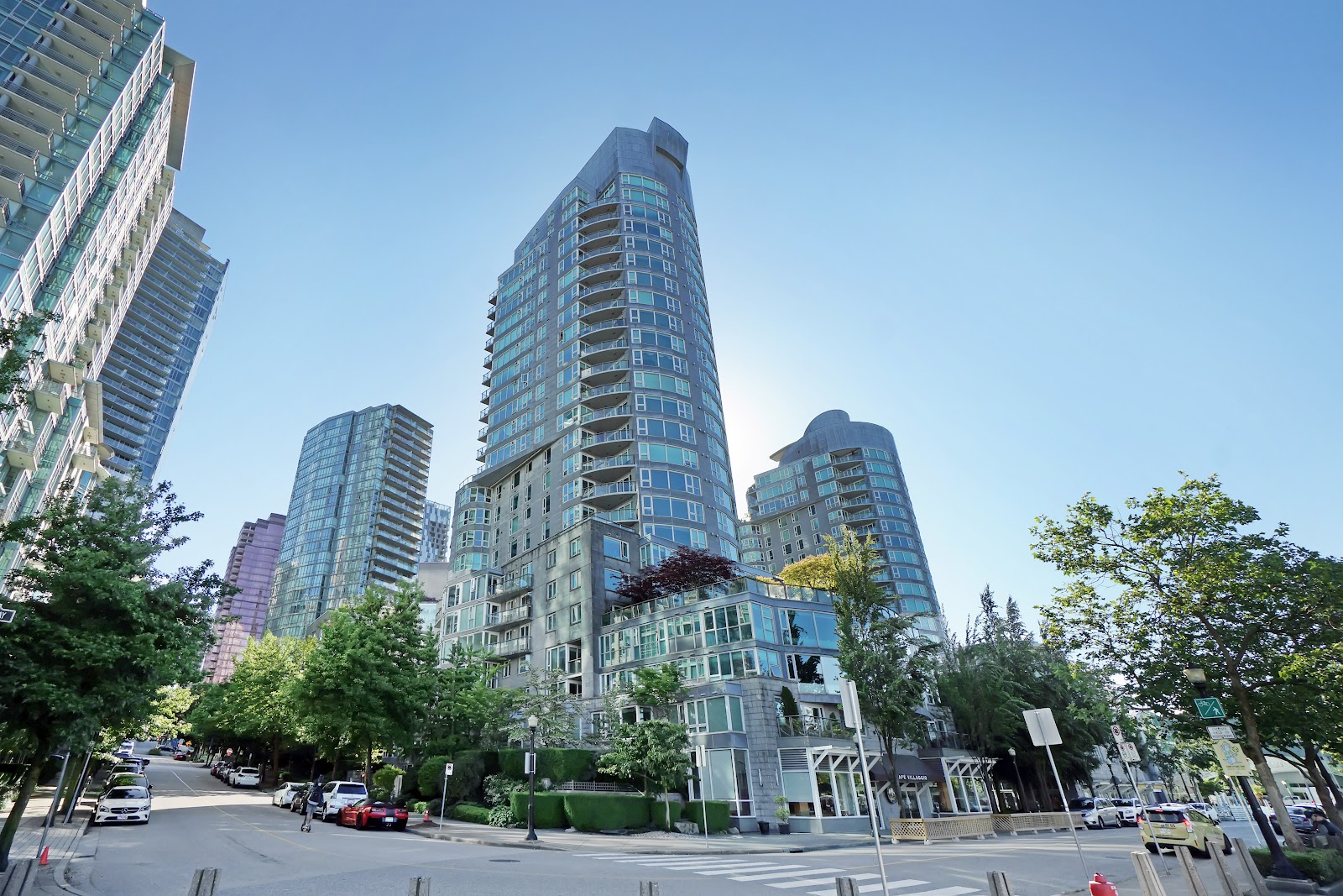 Bauhinia, Vancouver — building photo