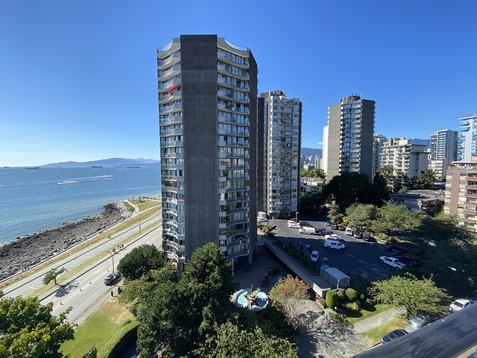 Plaza Del Mar, Vancouver — building photo