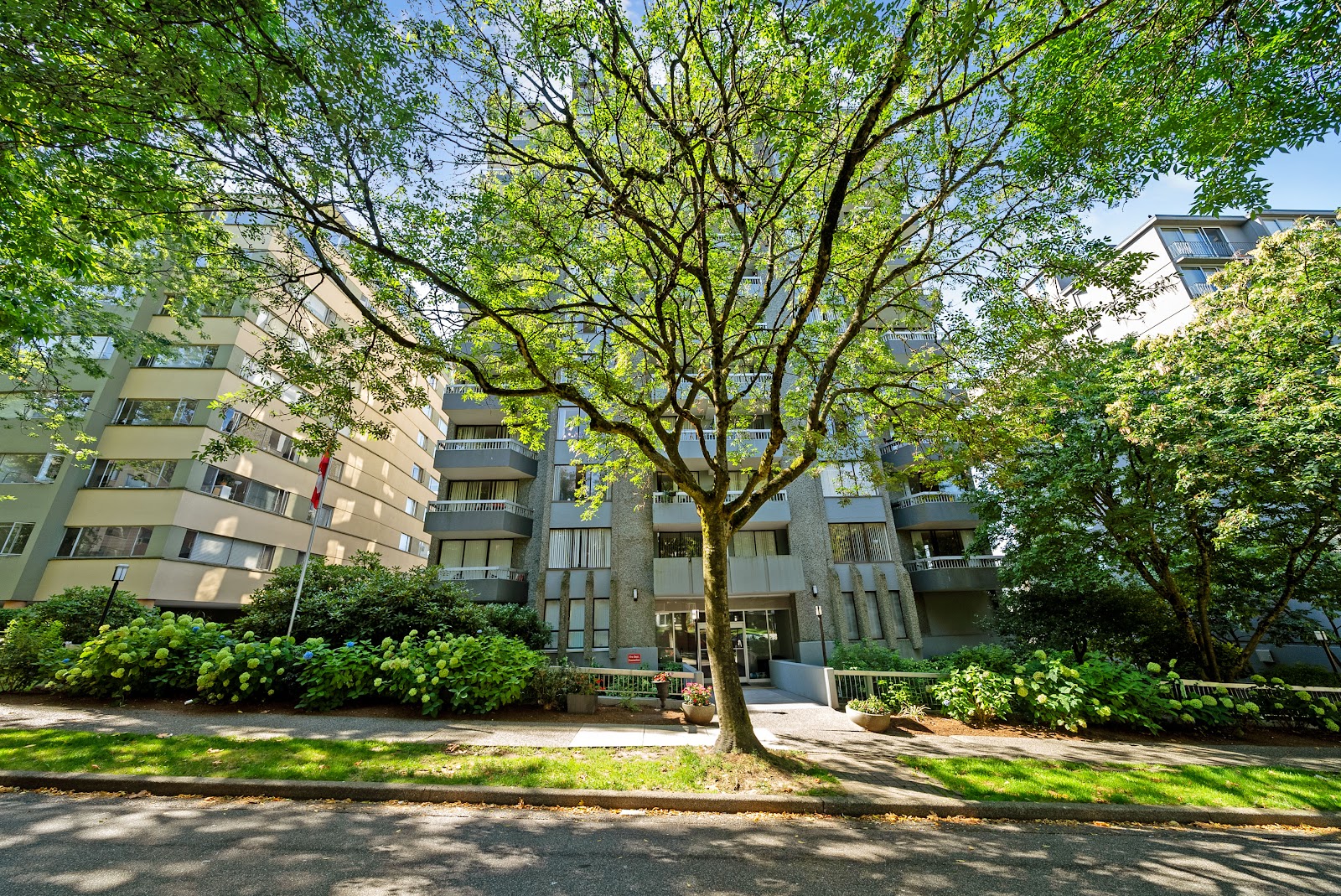 Crystal Court, Vancouver — building photo